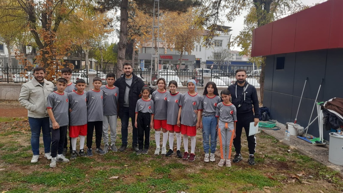 İlçe kros yarışmalarında takım halinde ilçe birincisiyiz